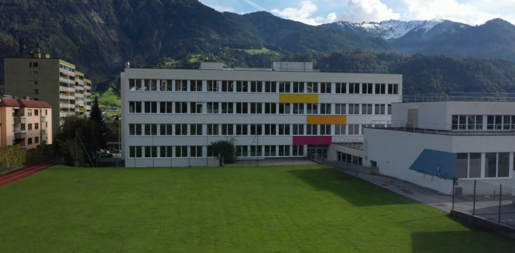 Schulhaus Nordseite mit Sportplatz