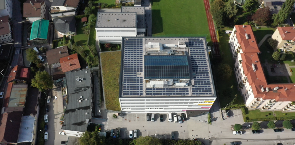 Schulhaus von oben