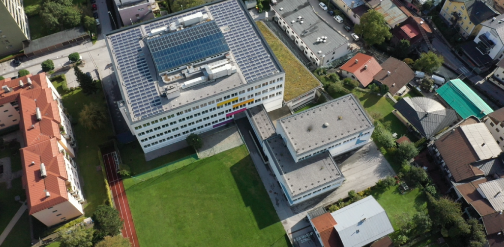 Schulhaus oben mit Sportplatz